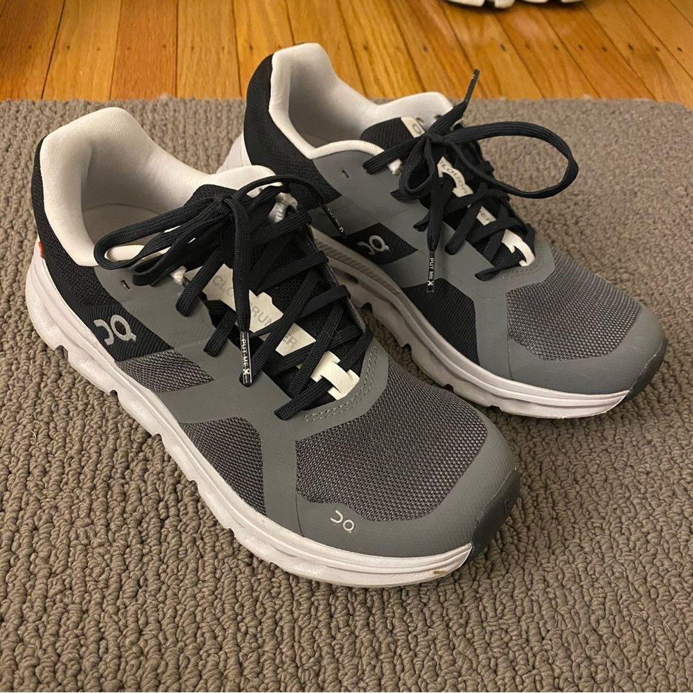 Women’s On Running sneakers Cloud Runner 2 size 8